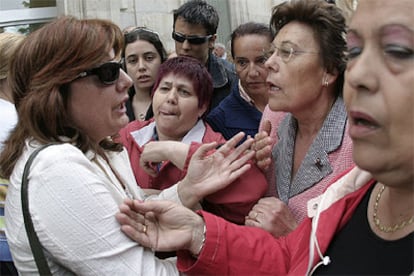 La alcaldesa de San Fernando de Henares, Montserrat Muñoz (en la imagen, con gafas de sol), increpada por vecinos del municipio.
En primer plano, Ramón, marido de la fallecida.
