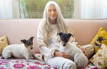 Pino Montesdeoca en su casa de Madrid, con sus dos perros, 'Pink' y 'Floyd', dos bodegueros andaluces, hermanos de camada, a los que adoptó en Huelva.