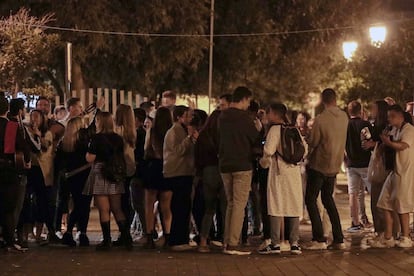 Un grupo de jóvenes haciendo botellón, este domingo.