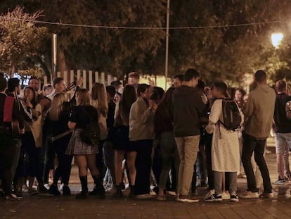 Un grupo de jóvenes haciendo botellón, este domingo.