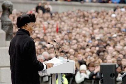 El ex presidente surafricano Nelson Mandela se dirige a la multitud congregada en la Plaza de Trafalgar de Londres.