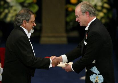 El escritor V. S. Naipaul recibe el Nobel de Literatura, el 10 de diciembre de 2001, en Estocolmo, de manos del rey Carlos Gustavo de Suecia.