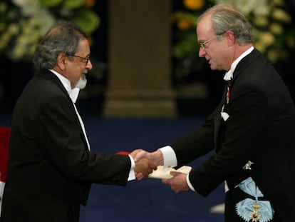 El escritor V. S. Naipaul recibe el Nobel de Literatura, el 10 de diciembre de 2001, en Estocolmo, de manos del rey Carlos Gustavo de Suecia.