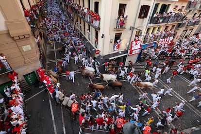 La manada pasa por la curva de Mercaderes a su llegada a la calle Estafeta, este miércoles.