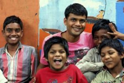 El joven indio Vicky Roy (c), de 26 años, junto a cuatro niños de la calle acogidos en el centro en el que permaneció él en Nueva Delhi hasta que, gracias a la fotografía -sobre todo a sus imágenes de menores trabajando en la calle-, logró forjarse un futuro.