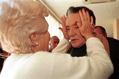 Miguel Aceves Mejía, en el año 2000, saludado por una mujer.