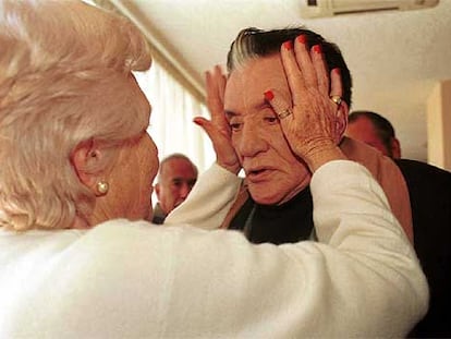 Miguel Aceves Mejía, en el año 2000, saludado por una mujer.