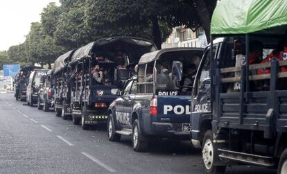 Vehículos policiales esperan en una calle en Yangon (Myanmar).