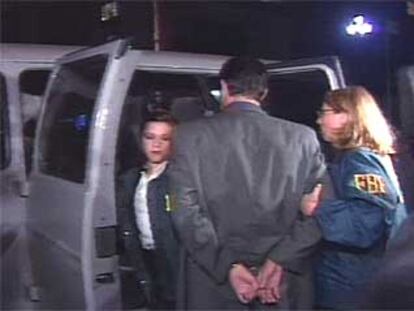 Agentes del FBI, con uno de los intermediarios arrestados el pasado miércoles.