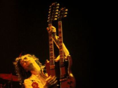 Jimmy Page, guitarrista de Led Zeppelin, en los años setenta.