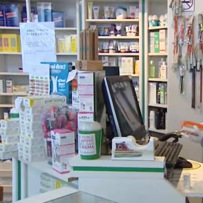Raquel Casado, farmacéutica, en su establecimiento en Buitrago del Loyoza (Madrid) este martes.