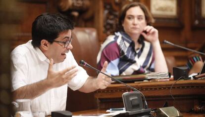 Gerardo Pisarello y Ada Colau en el pleno del Ayuntamiento de Barcelona.