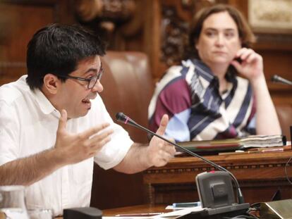 Gerardo Pisarello y Ada Colau en el pleno del Ayuntamiento de Barcelona.