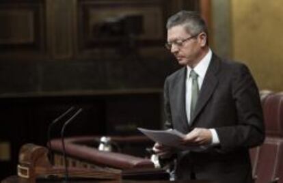 El ministro de Justicia, Alberto Ruiz-Gallard&oacute;n, se dirige a la tribuna de oradores, durante la sesi&oacute;n de control al Gobierno del pleno del Congreso. EFE/Emilio Naranjo