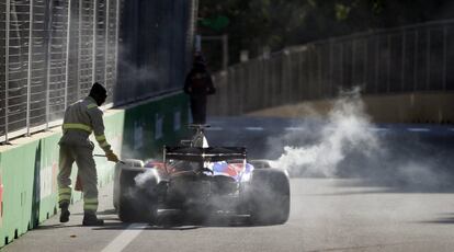Daniil Kvyat, de la escudería Toro Rosso, abandona la carrera.