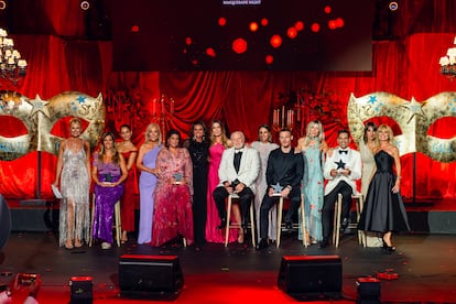 Como es tradición, durante la cena se celebró una subasta solidaria. Incluyó objetos exclusivos, piezas de arte y experiencias de lujo que se vendieron por varios miles de euros. "Estamos felices de anunciar que este es el año que más se ha recaudado. Gracias a todos por apoyar
este proyecto tan maravilloso, que le da sentido a todo lo que hacemos en Starlite", declaró Sandra García-Sanjuán. En la imagen, con los premiados de la noche por su labor solidaria.