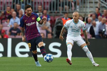 El jugador del Barcelona Lionel Messi controla el esférico ante el jugador del PSV Angelino.