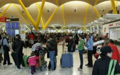 Pasajeros en el aeropuerto de Barajas en una nueva jornada de huelga de los pilotos de Iberia. EFE/Archivo