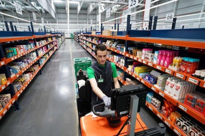 Un trabajador de Mercadona en el almacén de venta 'online' de Valencia.