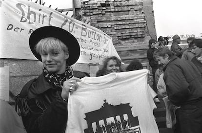 Una mujer vende una camiseta de recuerdo del acontecimiento