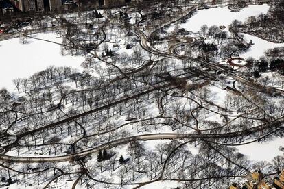 No Central Park, normalmente tomado como referência para a cidade, a mínima registrada foi de 17 graus negativos, com uma sensação térmica de 24 graus abaixo de zero. Segundo a imprensa local, essas temperaturas são as mais baixas em quase 70 anos.