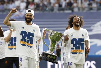 Karim Benzema (a la izquierda) y Marcelo sujetan la copa de La Liga.