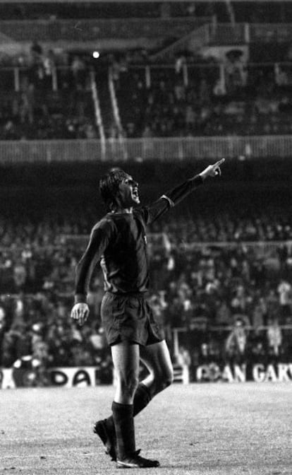 Cruyff, en un cl&aacute;sico en 1976.