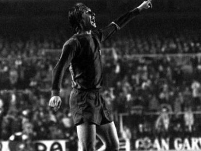 Cruyff, en un cl&aacute;sico en 1976.