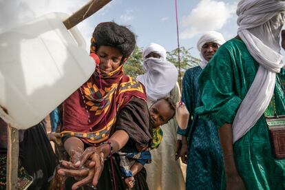 Las familias nómadas representan algunos de los índices más preocupantes en cuanto a higiene y salud de la población nigerina. La falta de acceso a servicios sociales de base hace que la conciencia e información sobre buenas prácticas de higiene sea fundamental para la supervivencia de las familias durante el viaje. En Níger, sólo un 13% de la población tiene acceso a servicios mínimos de saneamiento, un 56% a agua potable, y un 71% aún practica la defecación al aire libre según la OMS y Unicef. 