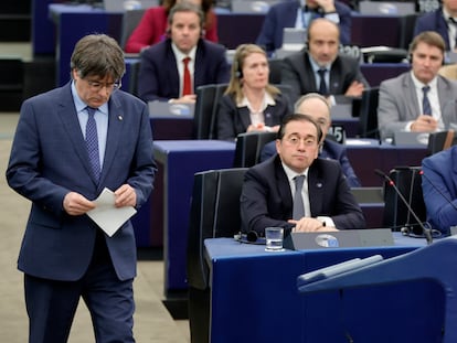 Carles Puigdemont pasa ante José Manuel Albares y Pedro Sánchez en el pleno en Estrasburgo sobre la amnistía, en diciembre pasado.