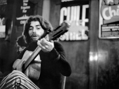 Joaqu&iacute;n Sabina en Londres, en 1975, en una fotograf&iacute;a que aparece en la biograf&iacute;a del artista escrita por Julio Valde&oacute;n.