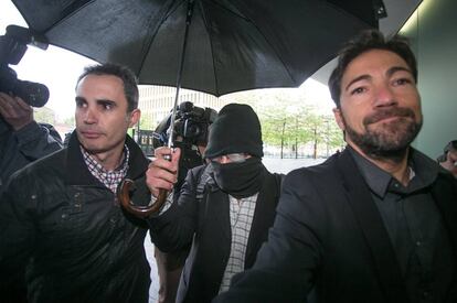 Joaquim Benitez arriba aquest matí al jutjat amb passamuntanyes.