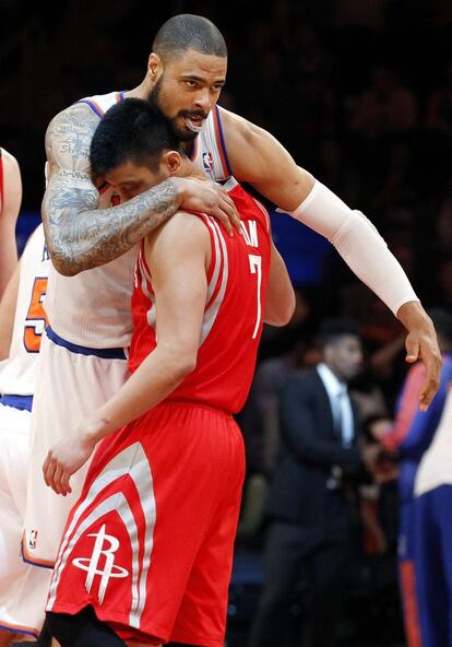 Tyson Chandler abraza a su excompañero de equipo, Jeremy Lin.