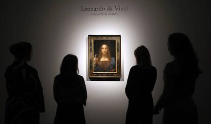 Varias personas observan 'Salvator Mundi' de Leonardo da Vinci en la galería Christie's de Londres.