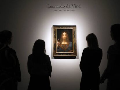 Varias personas observan 'Salvator Mundi' de Leonardo da Vinci en la galería Christie's de Londres.