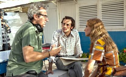 El director Mariano Barroso (izquierda), en el rodaje de 'El día de mañana'.