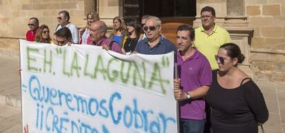 Trabajadores de la escuela de hostelería de Baeza protestan el pasado octubre por los impagos.