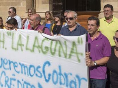 Trabajadores de la escuela de hosteler&iacute;a de Baeza protestan el pasado octubre por los impagos.