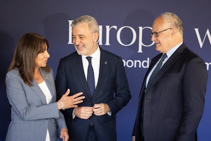 La alcaldesa de Paris, Anne Hidalgo, el alcalde de Barcelona, Jaume Collboni, y el de Roma, Gualtieri, representantes de la alianza Mayors for Housing, este lunes en Barcelona.