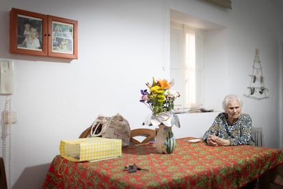 María, de 88 años de edad, en su domicilio de Cádiz y del que puede ser desahuciada, el 10  de mayo de 2024. Pocos días después, el Cádiz Club de Fútbol adquirió la vivienda de María para evitar así su desahucio. 