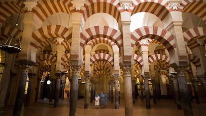 Unas monjas caminan por el interior de la Mezquita-Catedral de Córdoba.