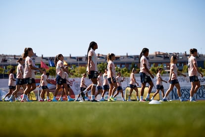 Las jugadoras de la selección, ayer jueves durante un entreno en la Ciudad del Fútbol, en las Rozas, a las afueras de Madrid.