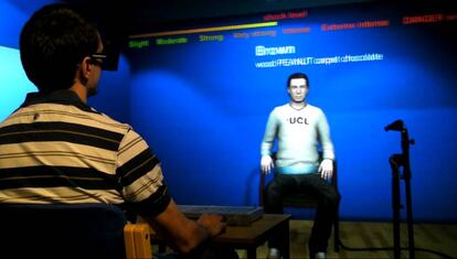 Un participante del experimento en la 'cueva' de realidad virtual, frente al avatar.