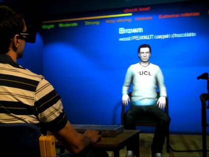 Un participante del experimento en la 'cueva' de realidad virtual, frente al avatar.