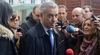 El lehendakari en la puerta del Parlamento vasco.