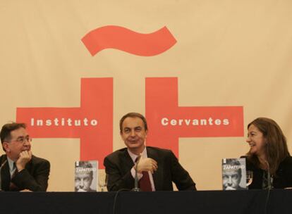 Suso de Toro, José Luis Rodríguez Zapatero y Angels Barceló, en Madrid.