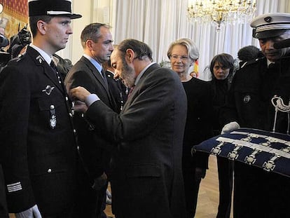 Alfredo Pérez Rubalcaba, condecora a 26 gendarmes y policías