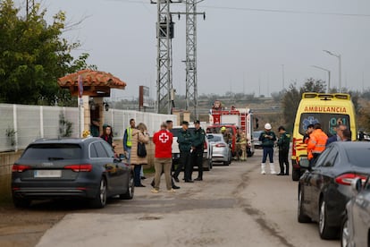 Personal de emergencias en el exterior de la residencia de mayores en Villafranca de Ebro, este viernes.