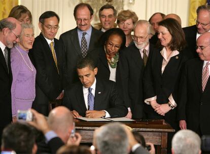 El nuevo presidente tomaba otra decisión trascendental y esta vez rompía con el legado de la Administración Bush firmando la orden ejecutiva sobre la investigación con células madre embrionarias.