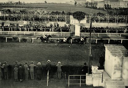 Aspecto de la pista del Hipódromo durante una de las carreras en 1910.